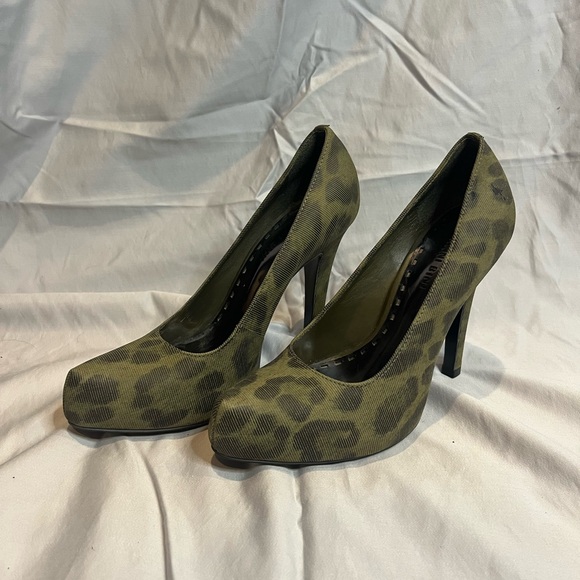 Gianni Bini Green cheetah print heels - Picture 1 of 3
